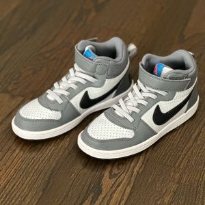 Boys gray Nike Court Borough Mid